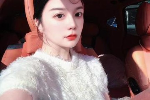 南通网友爆料：一车辆四脚朝天！围着一堆吃瓜群众……